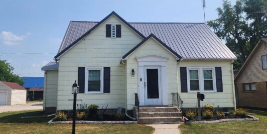 706 High St Berne IN 46711 * 3 Bedroom 1 1/2 Bath Large pole barn * $234,900