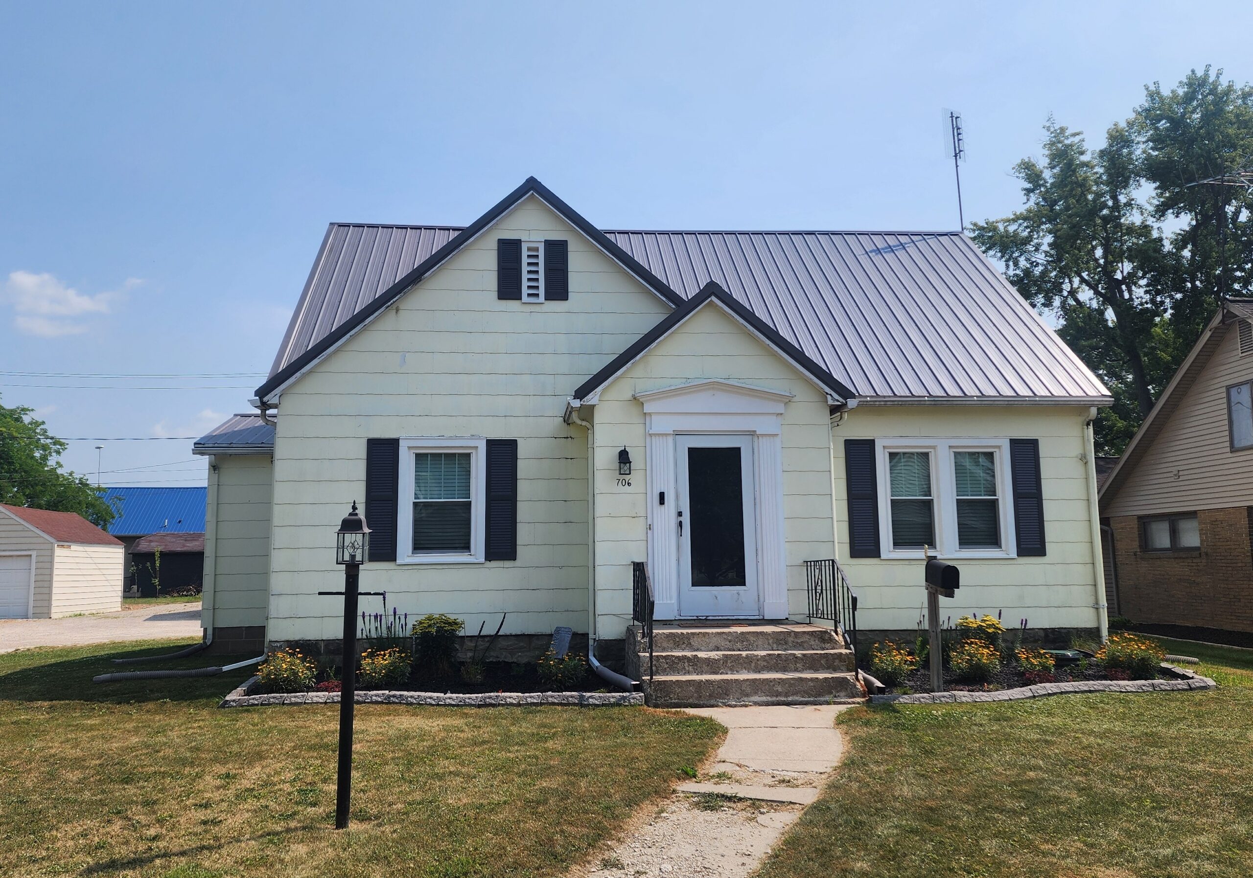 706 High St Berne IN 46711 * 3 Bedroom 1 1/2 Bath Large pole barn * $234,900